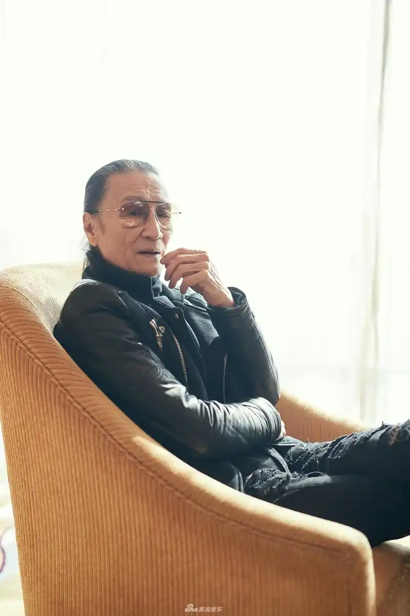 14 11:16:47 6 / 8 新浪娱乐讯 谢贤今年已经81岁了,但依然很酷.