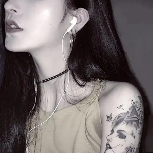 锁骨纹身头像女