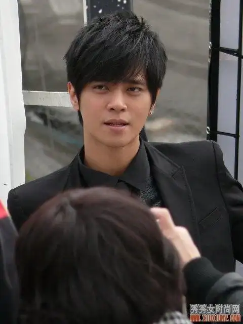 罗志祥发型斜庞克后面是什么样的,要图片的