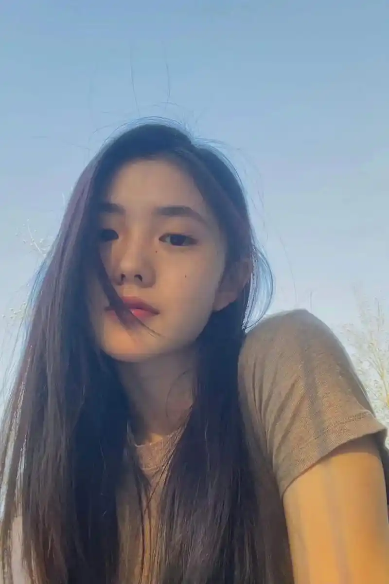 七根的招替告示看,刘浩存165体重只有八十斤,女明星的体重太恐怖了.