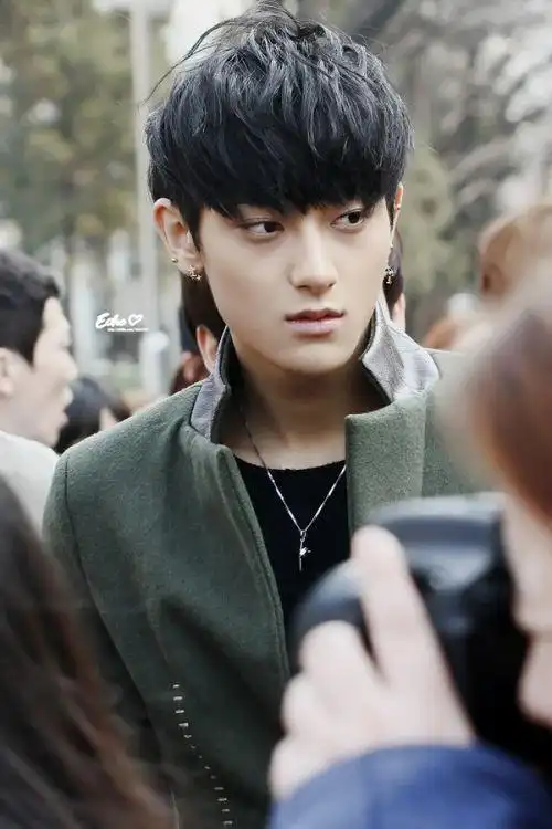 黄子韬(艺名:tao)1993年5月2日出生于山东青岛,属于子队exo-m团队,是