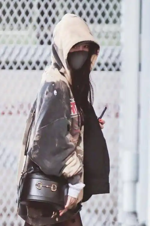 杨幂新穿搭火出圈!卫衣短裤配黑丝大秀身材,麻杆腿太抢镜