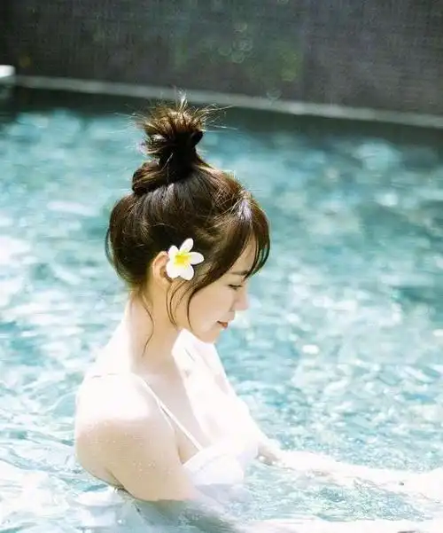 沈梦辰泳装大片来袭清纯戏水惹关注海涛娶她真是赚了