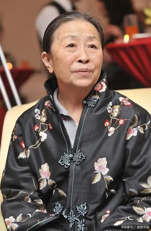 张少华,中国女演员,以其出色的演技和丰富的表演经验而被称为"老戏骨"
