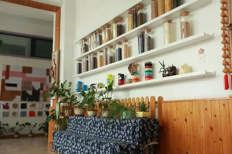 走廊上的种子墙