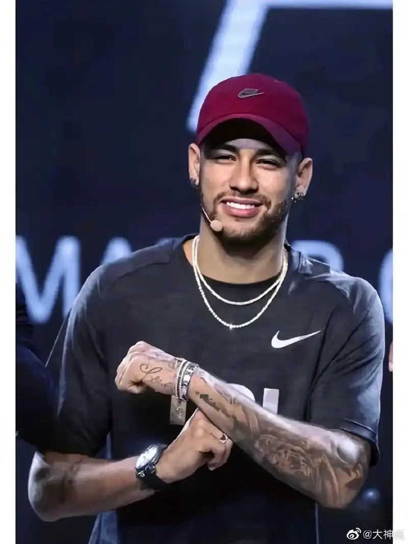 痞帅天花板 #这该死的魅力 第一次对满脸胡子满身的纹身男人 - 抖音