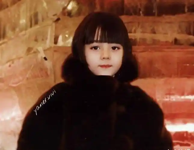 迪丽热巴又上热搜,只因一张没见过的童年照,曝光后惊艳到大众_小时候