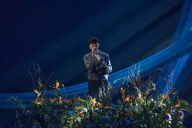 毛不易超话#毛不易唱不染又痛了#回忆辗转,世事流转捎去缠绵思念:岁月