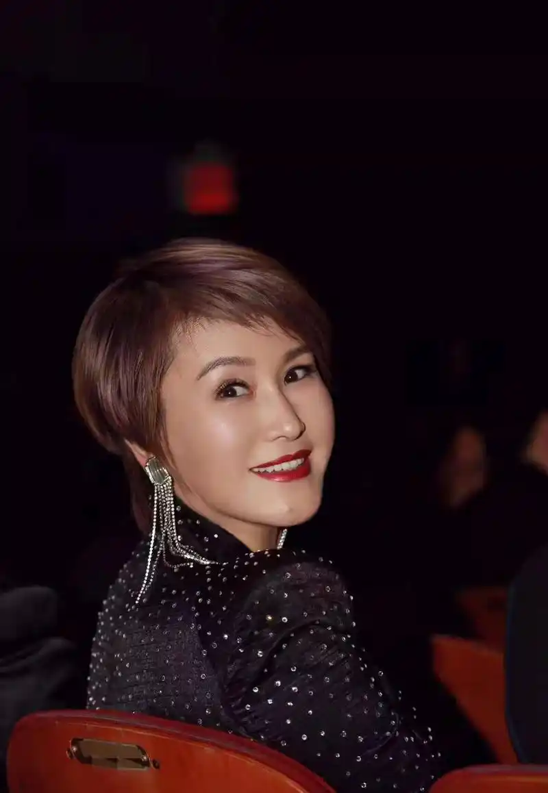 王茜打性感擦边球,无扣上衣只系边角简约又吸睛,性感率真两不误