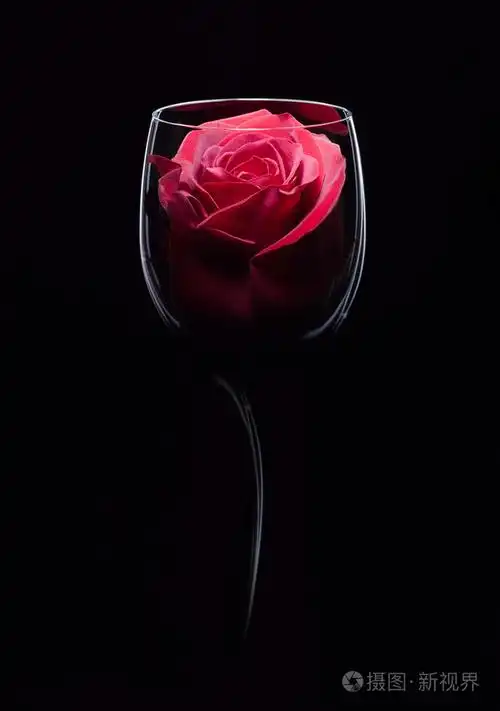 在酒杯中的红玫瑰