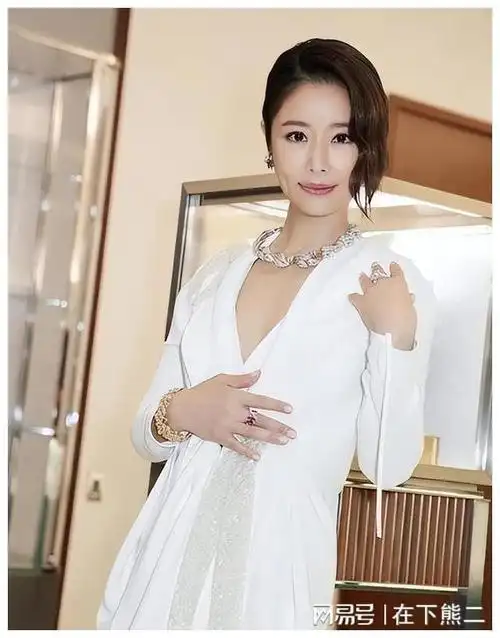 林心如现在看起来是老了点儿,但那双眼睛还是那么有神,那种从容面对