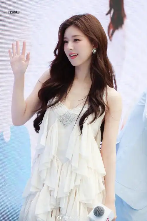 赵露思白裙好仙