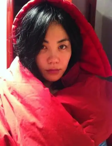 王菲微博晒起床素颜照 自嘲黑眼圈太明显(图)