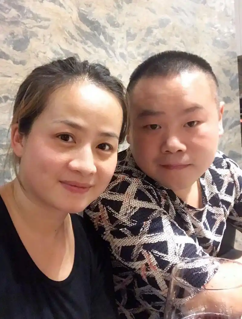 岳云鹏和老婆现身机场,老婆郑敏婚后直线发福,身材媲美小岳岳_照片