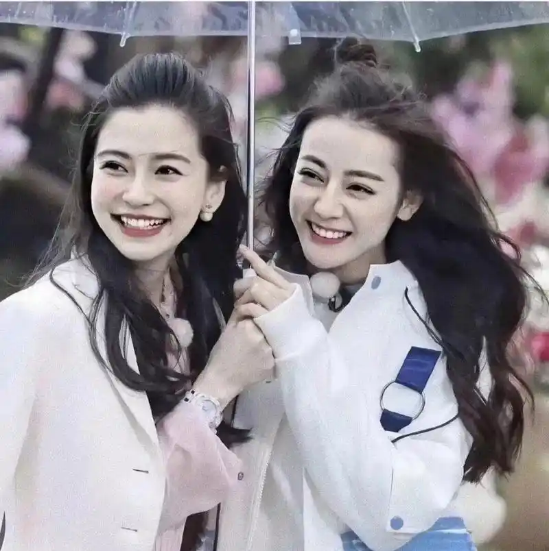杨颖和迪丽热巴同框估计很难再看到了吧跑男两大女神同框估计很难再