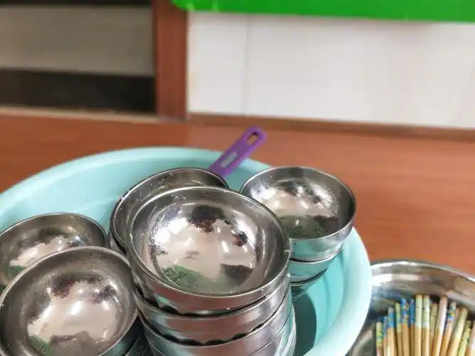 看这是大五班宝贝们饭后吃完的饭碗哈哈哈哈哈哈,超干净,宝贝们说因为