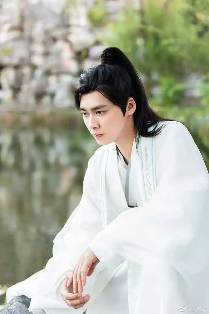 李易峰中秋晒白衣古装照02高马尾造型英俊帅气