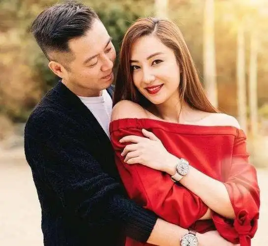 郑希怡晒生日照露美背靠着老公笑颜如花蛋糕竟是红烧肉