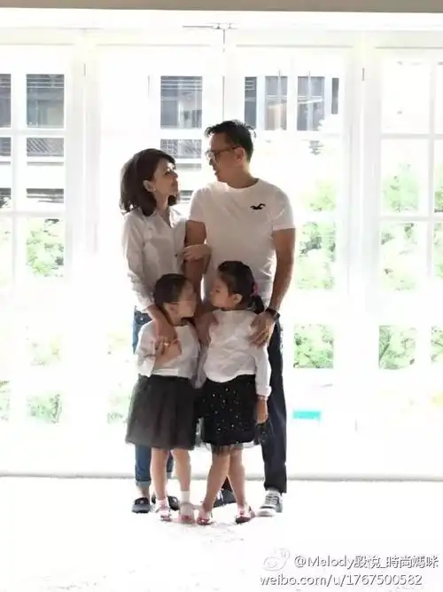 值得一提的是,殷悦和丈夫吴育奇相识是因为姐姐介绍认识,老公还比她大