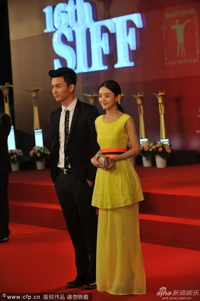 陈晓(左)赵丽颖亮相上海电影节红毯