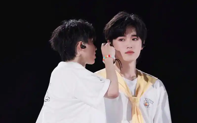 嗯～怎么说呢 我们祺轩都是正主带头磕(羞涩眨眼)