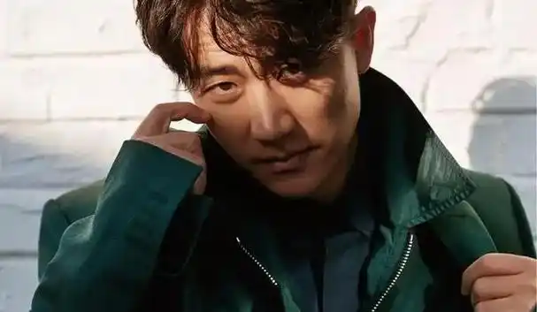 不拍戏就消失38岁的黄轩已经走上了男演员的另一条大道