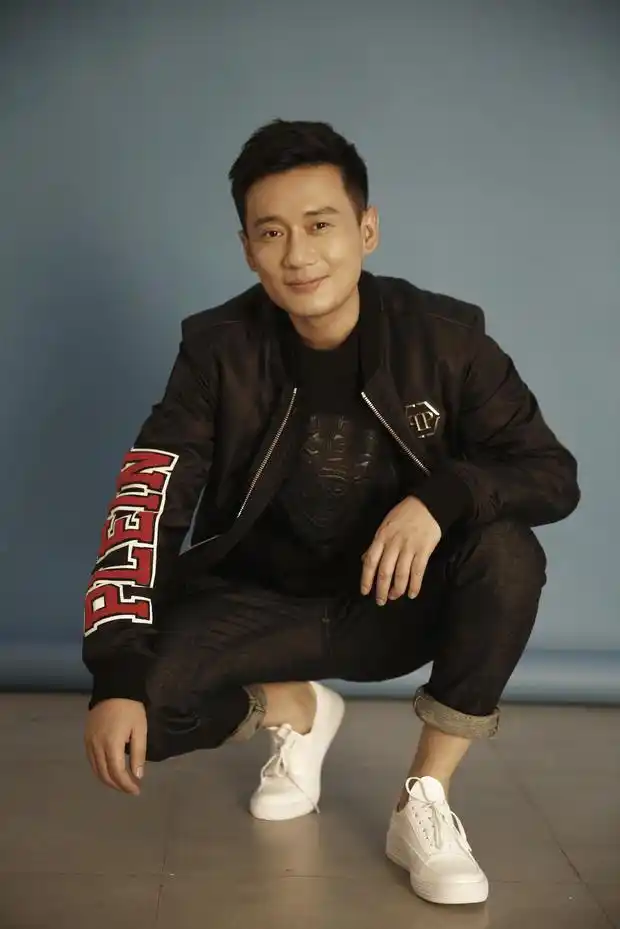 疫情期间你有哪些烦恼# 中午睡觉梦见浩哥的电视剧,穿警服,执行任务