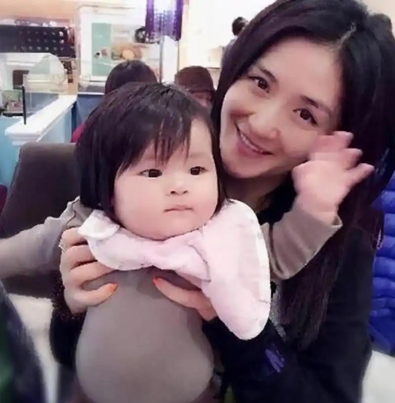 张杰谢娜带女儿上课# 谢娜2018年生了一对双胞胎女孩子儿,2021年栽