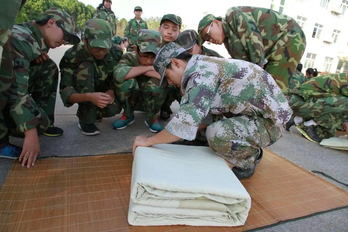 解放军叠被子的习惯从何而来?各国都有令士兵崩溃的习俗