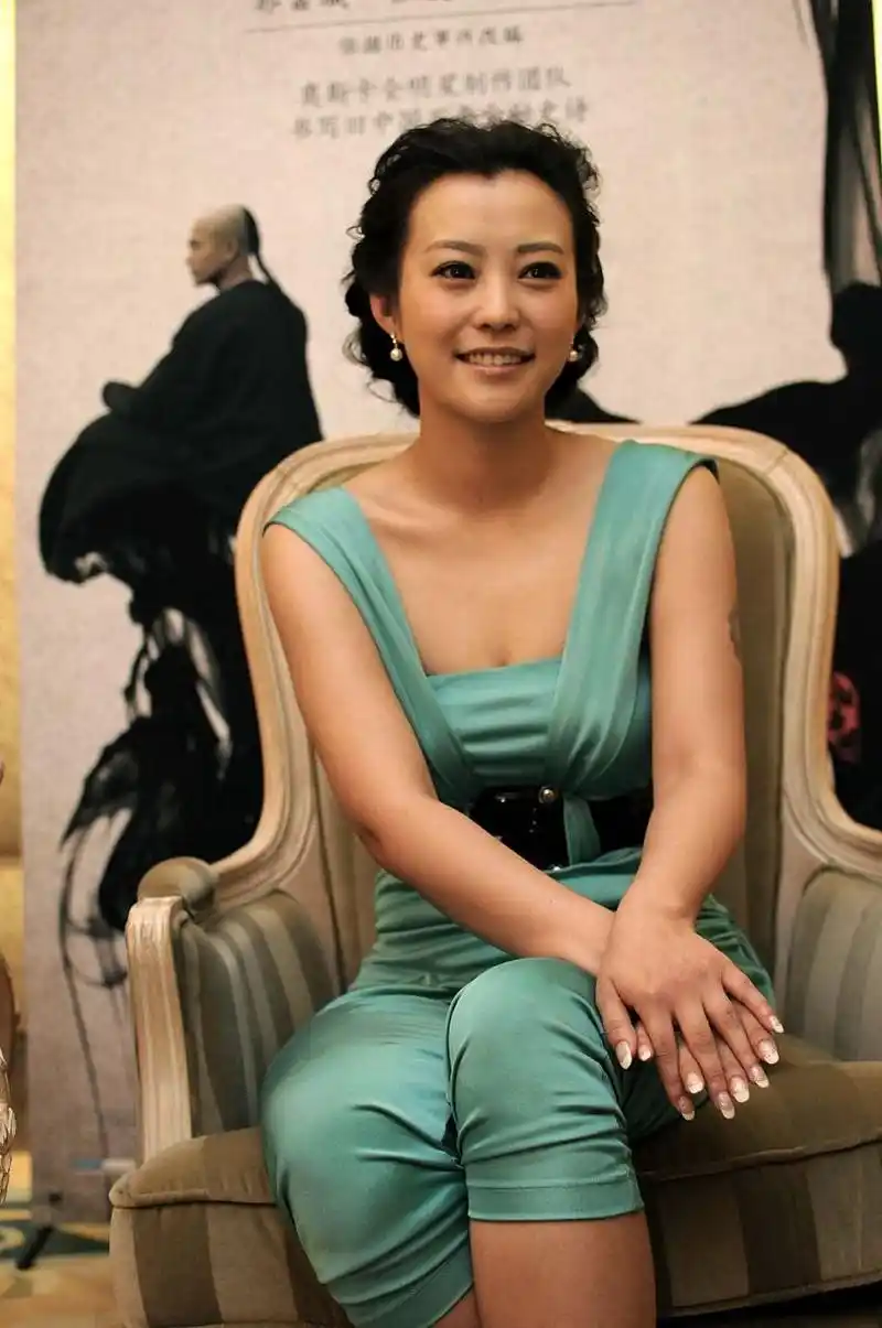 郝蕾配当这个职务,当记者问到娱乐圈最近的动向时,郝蕾表示演员磺是