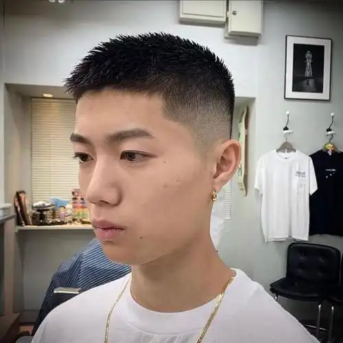 讲究一些的,可能一个星期就要修一修,但是你知道当下流行什么样的发型