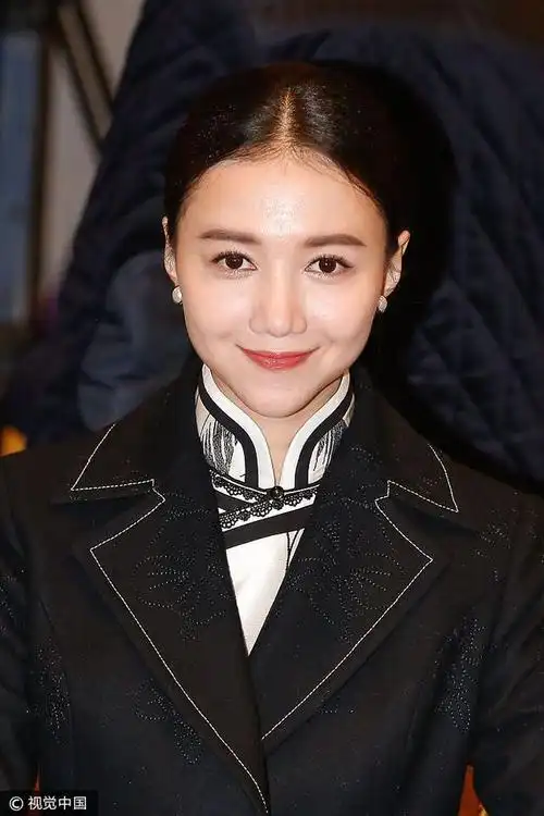 韩雯雯与友人热聊穿旗袍戴珠串典雅见镜头甜笑"江南女子"模样