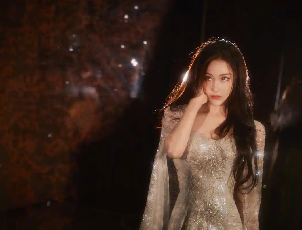 张馨予最新出席活动美照,流光溢彩,闪闪发光,气质女神.