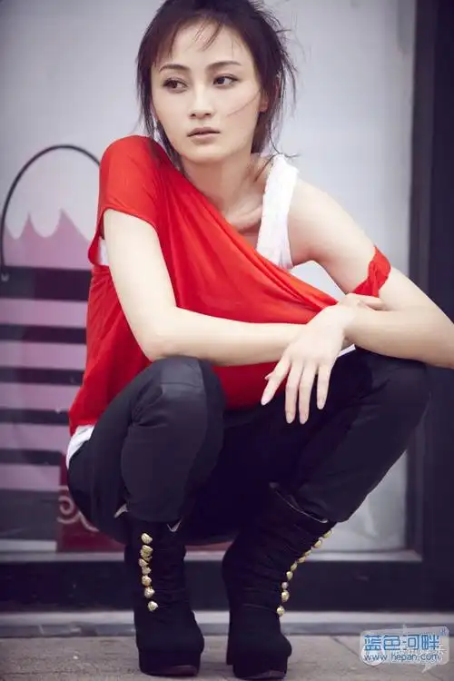 姚笛最新写真演绎红黑 可爱淑女玩味今夏