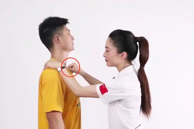 锁骨一高一低一上一下该如何调整