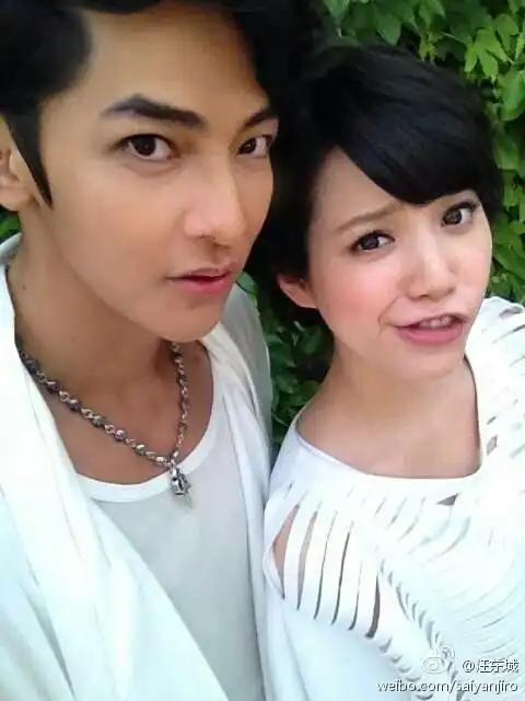 亲们,请问照片里在汪东城旁边的女生是谁啊?