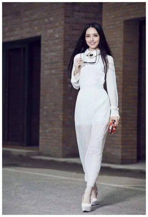 郭碧婷绝对最适合黑长直的女孩. 白色的长裙和黑色的长裙很配.