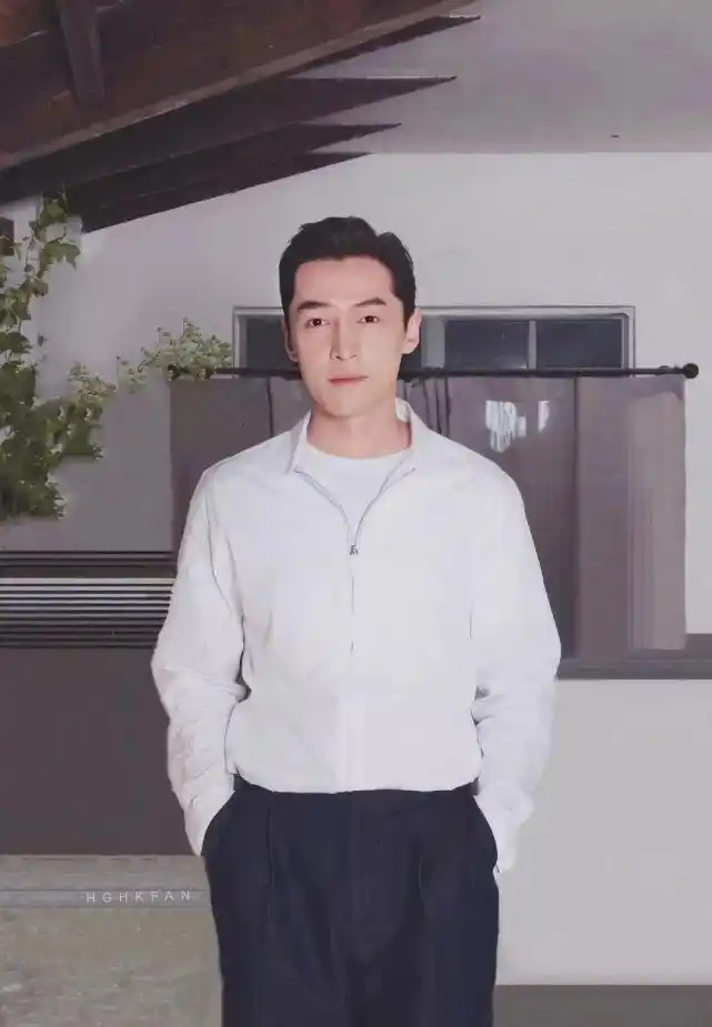 胡歌隐藏7个月终于"出山",穿白衣配背头太帅气,不输小鲜肉