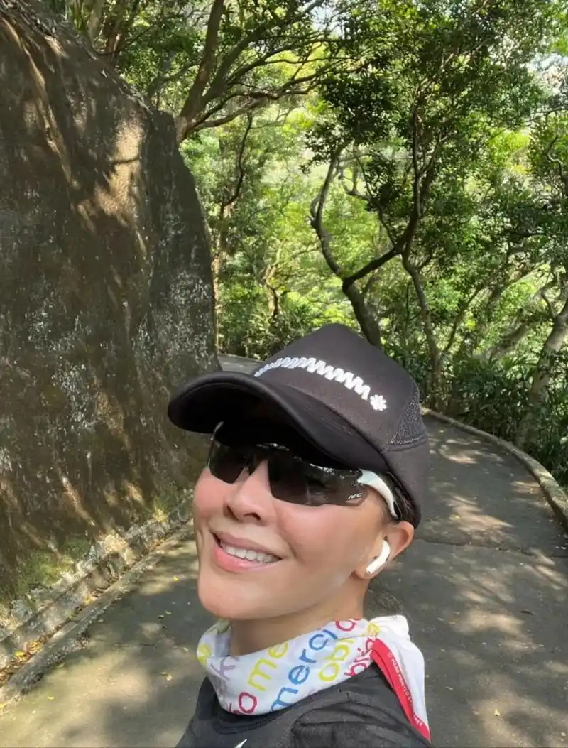 刘嘉玲晒跑步照,素颜状态下的她,小脸红扑,气色绝佳.