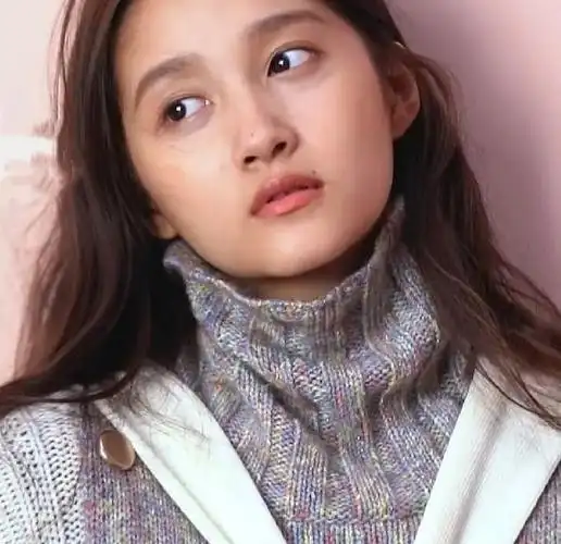 22岁关晓彤原相机广告图流出,皮肤粗糙黑眼圈严重,不美颜显老