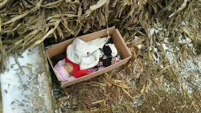 一对未婚的情侣心真大,把11个月大婴儿遗弃在楼下,婴儿边哭边爬