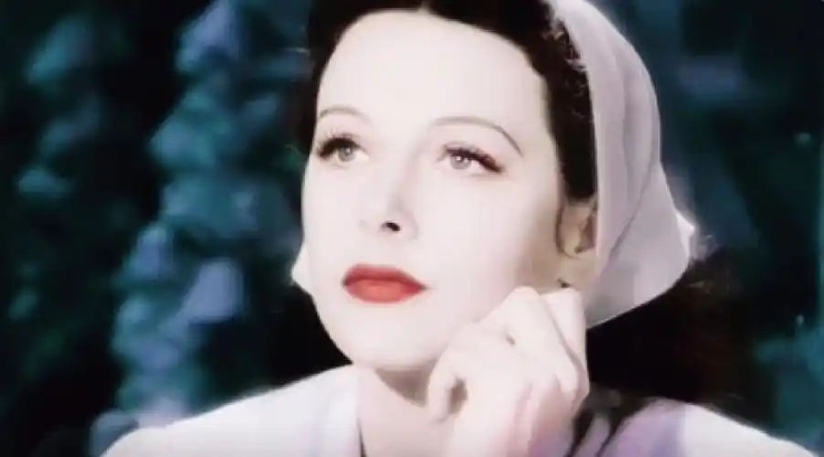 似天鹅般优雅高贵又似猫咪一样娇媚动人