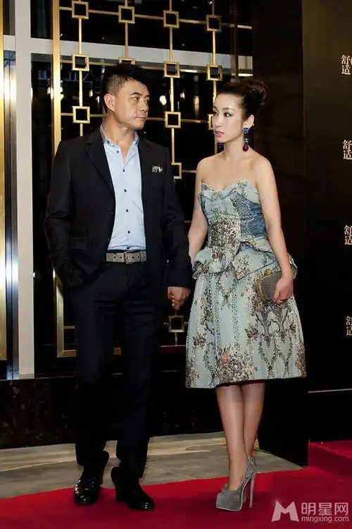 王新军秦海璐牵手秀恩爱两人受访自爆婚期