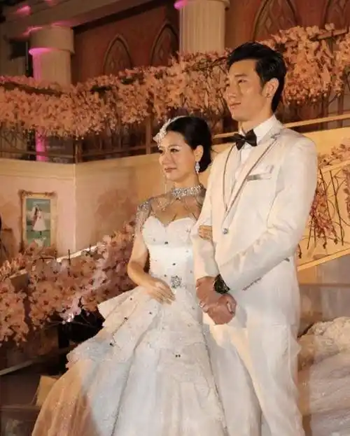 结婚之后,白冰与老公有了一个漂亮可爱的女儿,一家三口看上去其乐融融