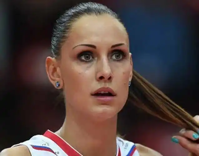 冈察洛娃晒照迎新年被赞排坛第一美女球迷戏言这谁顶得住