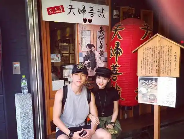 2016年,白冰老公丁一被拍到和演员郑元畅举止亲密撩下巴,吻后背的动作