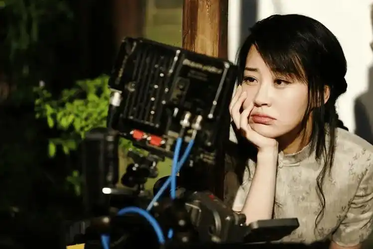 许晴:24岁爱上王志文,恋爱4年无果,牵手刘波险背2.7亿美元巨债