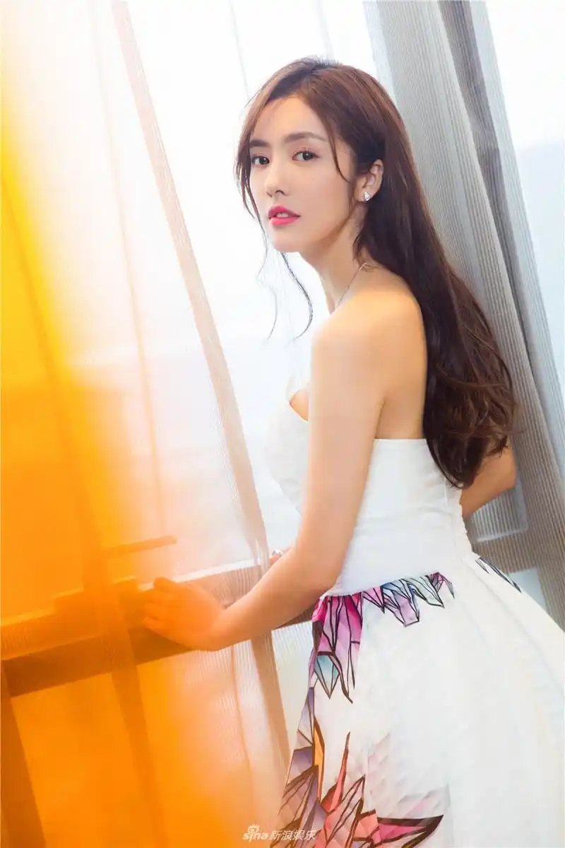 新浪娱乐讯 90后小花蔡文静日前曝光一组美图,她身着一袭优雅白色长裙
