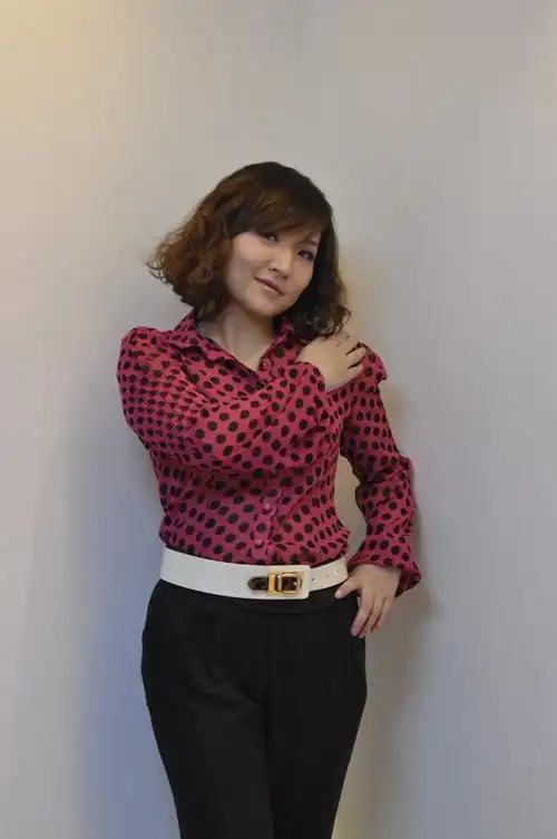 小弟我刚入手d90拍几张室内人像,老婆做模特.请高手们指点指点.