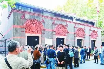 习近平总书记指出:"上海党的一大会址,嘉兴南湖红船是我们党梦想